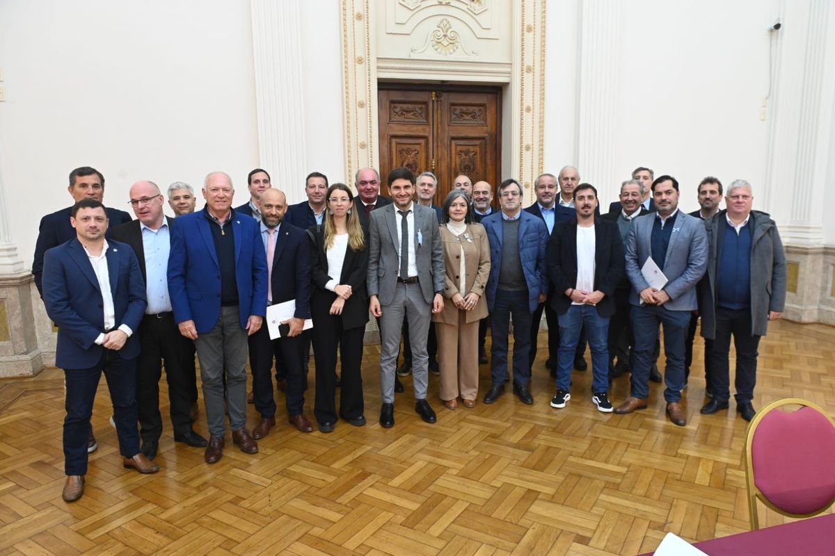 Foto general del encuentro la sede del gobierno provincial en Rosario, donde el Pullaro y Rapallini coincidieron en la necesidad de un “nuevo contrato productivo” nacional (Foto FISFE). Foto general del encuentro la sede del gobierno provincial en Rosario, donde el Pullaro y Rapallini coincidieron en la necesidad de un “nuevo contrato productivo” nacional (Foto FISFE).