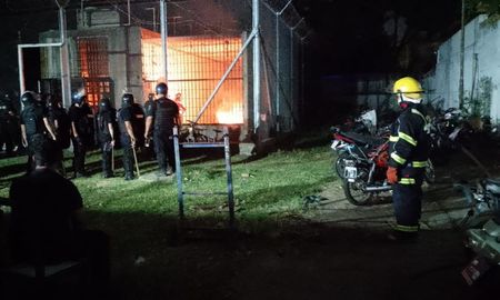 Al arribar al lugar, los bomberos ingresaron y lograron la extinción total y enfriamiento del foco ígneo Al arribar al lugar, los bomberos ingresaron y lograron la extinción total y enfriamiento del foco ígneo