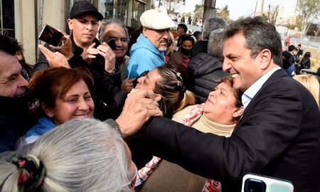 Massa aseguró que trabajando juntos es posible volver a poner entre todos a la Argentina de pie. Massa aseguró que trabajando juntos es posible volver a poner entre todos a la Argentina de pie.