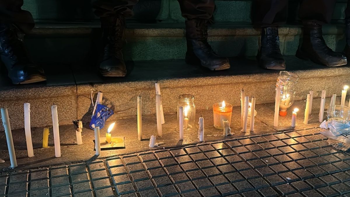 La marcha culminó en Plaza 25 de Mayo, donde los participantes prendieron velas. La marcha culminó en Plaza 25 de Mayo, donde los participantes prendieron velas.