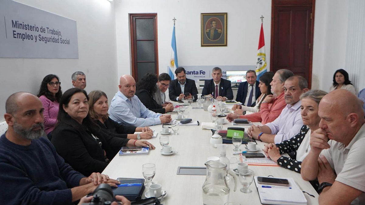 El gobierno se reunió con los gremios estatales y docentes para presentarles una propuesta salarial.