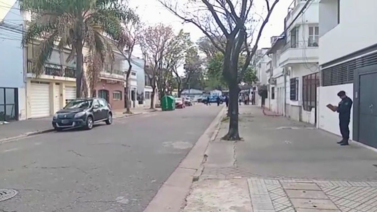 La calle permanece cortada mientras se investiga el hallazgo de un cuerpo en un contenedor de Rosario. La calle permanece cortada mientras se investiga el hallazgo de un cuerpo en un contenedor de Rosario.