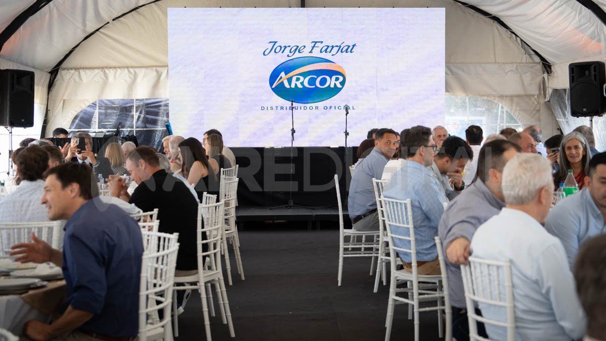 La distribuidora Jorge Farjat S.A. cumplió 45 años y lo celebró con un almuerzo en la nueva planta logística de Monte Vera. La distribuidora Jorge Farjat S.A. cumplió 45 años y lo celebró con un almuerzo en la nueva planta logística de Monte Vera.