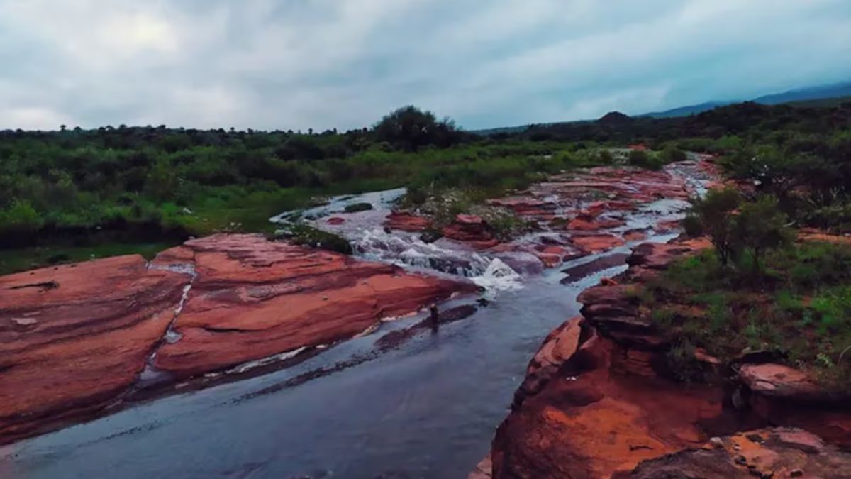 Las paredes rocosas en los alrededores del Río Copacabana resguardan pictografías prehispánicas que testimonian la vida de las comunidades indígenas que habitaron el valle hace siglos.