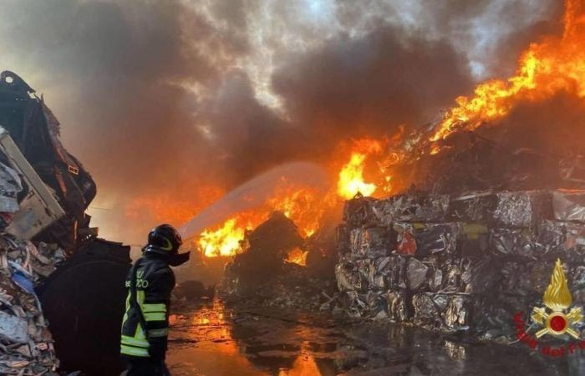 Los incendios se extienden por la isla de Sicilia, sur de Italia. Los incendios se extienden por la isla de Sicilia, sur de Italia.