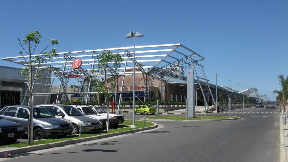 RiberaShopping está ubicado en el Dique 1 del Puerto de la ciudad de Santa Fe.