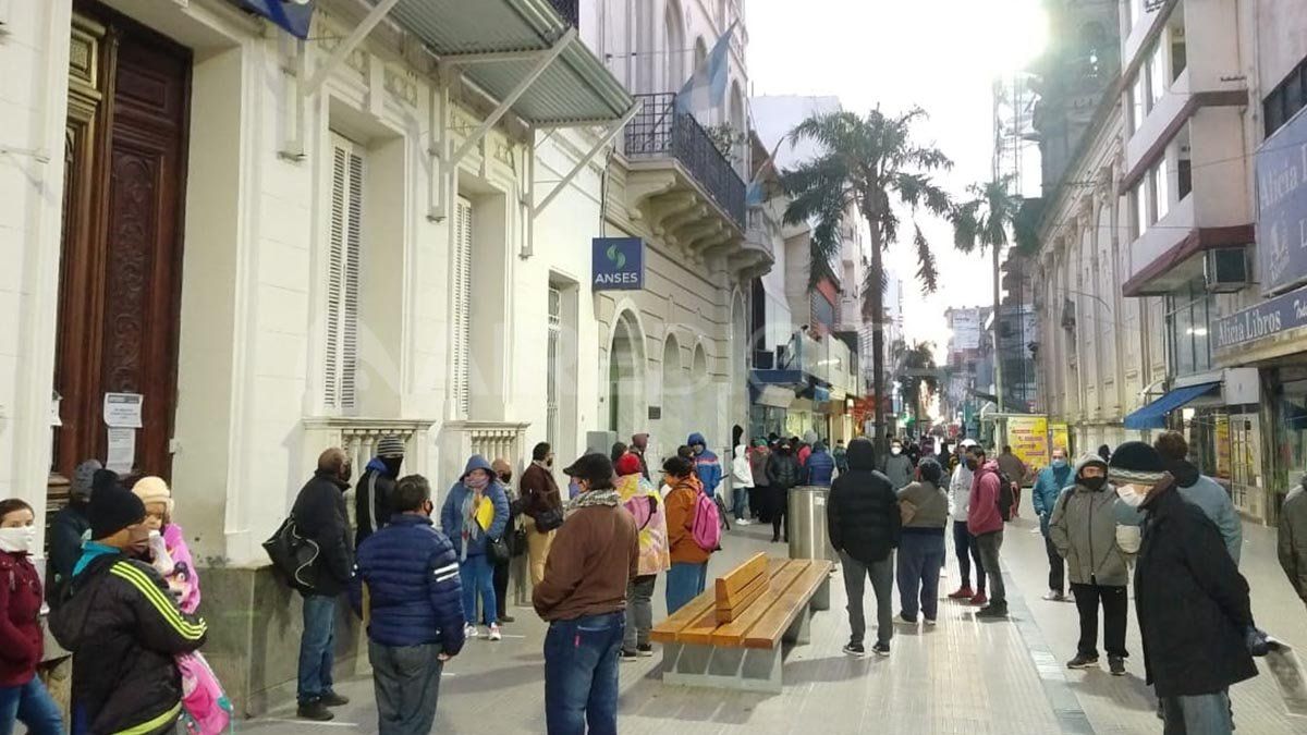 Largas colas se formaron desde las primeras horas de la ma&ntilde;ana del martes en las afueras del edificio de la Ans&eacute;s.&nbsp;