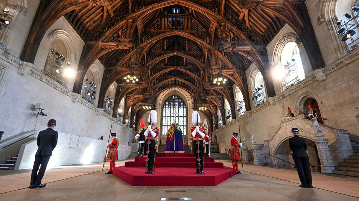El féretro de Isabel II está en Westminster Hall y los británicos hacen filas para despedir a la reina 1 El féretro de Isabel II