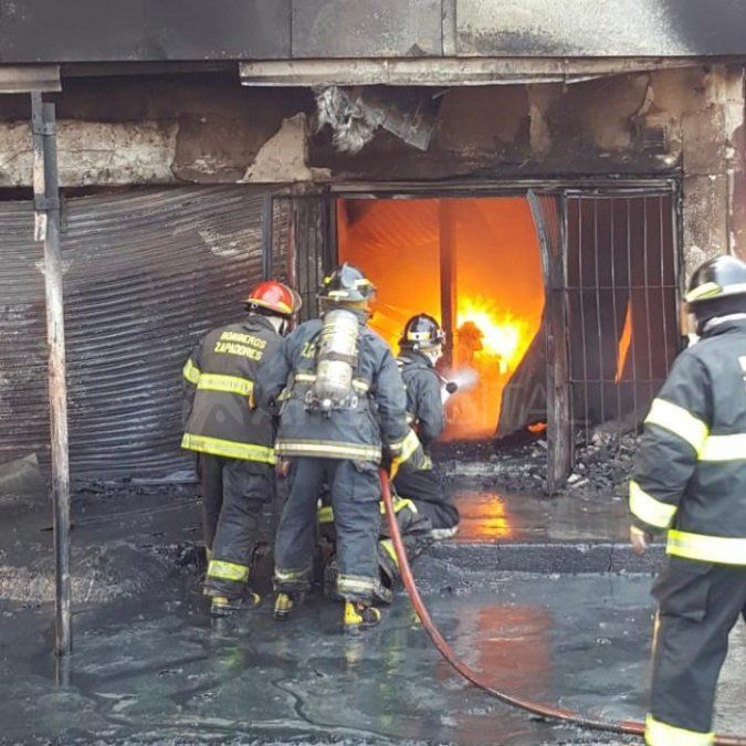 Voraz incendio en un depósito