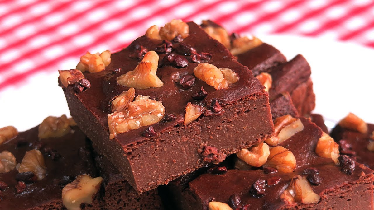 Los brownies de banana y chocolate son un postre rico y sencillo de hacer en casa. Los brownies de banana y chocolate son un postre rico y sencillo de hacer en casa.