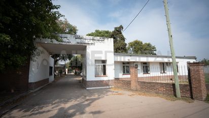 Insólito caso en Recreo: un hombre quedó atrapado entre su auto y una pared