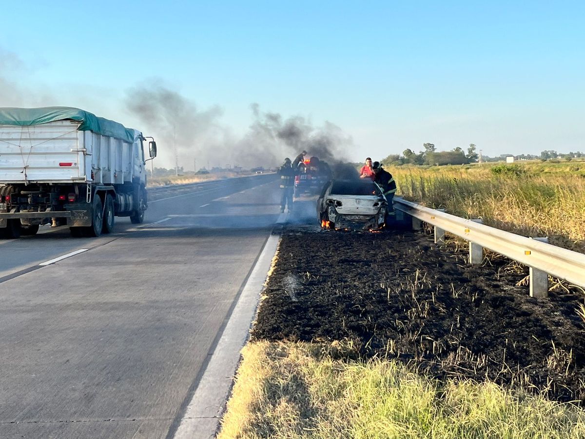 El incendio ocurrió cerca del cruce de la Circunvalación con la ruta 70, a la altura de la casabomba N° 7. El incendio ocurrió cerca del cruce de la Circunvalación con la ruta 70, a la altura de la casabomba N° 7.