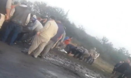 En Calchaquí, muchas personas se agolparon al advertir el vuelco del camión y la muerte de los vacunos trasladados. En Calchaquí, muchas personas se agolparon al advertir el vuelco del camión y la muerte de los vacunos trasladados.