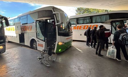 Tras una asamblea que afectó frecuencias por más de una hora, choferes de Paraná Medio no descartan nuevas medidas por reclamos internos. Tras una asamblea que afectó frecuencias por más de una hora, choferes de Paraná Medio no descartan nuevas medidas por reclamos internos.