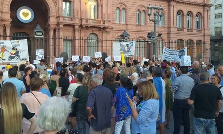 una marcha contra el aumento de jubilaciones y las criticas de juntos por el cambio una marcha contra el aumento de jubilaciones y las criticas de juntos por el cambio