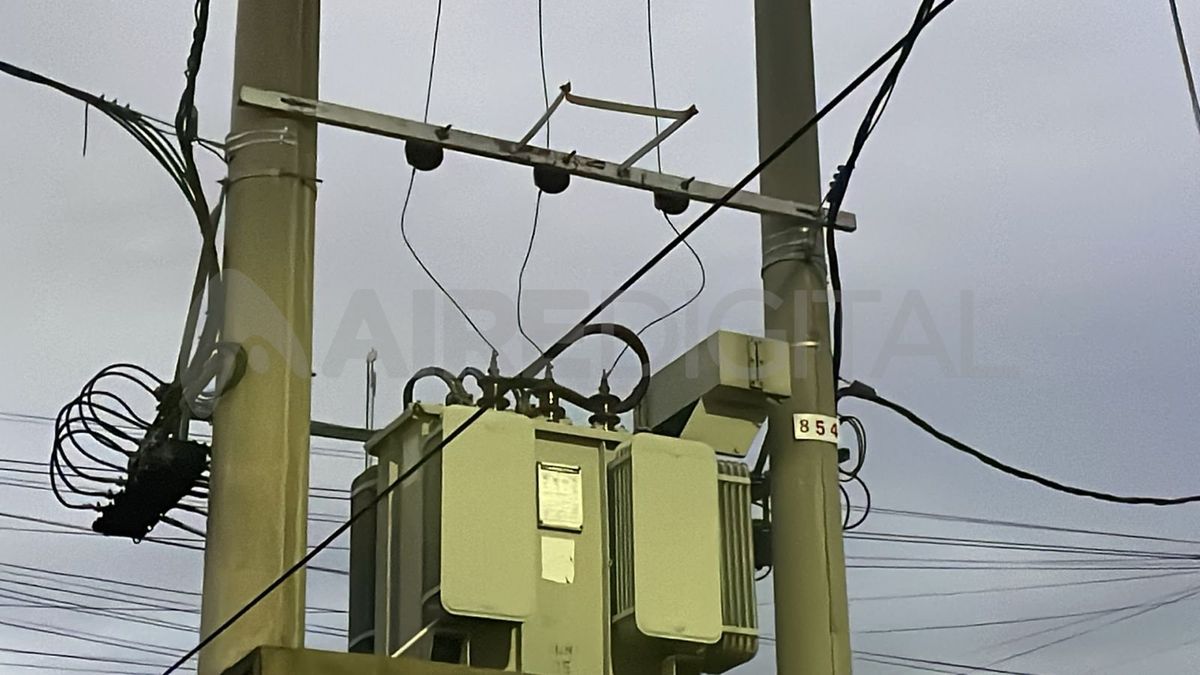 Trabajadores de la E.P.E llegaron hasta el barrio Coronel Dorrego para reparar el distribuidor de energía Trabajadores de la E.P.E llegaron hasta el barrio Coronel Dorrego para reparar el distribuidor de energía
