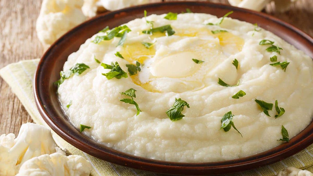 El puré de coliflor es igual de cremoso que el puré de papas, pero con menos tiempo de preparación y sin necesidad de pelar.