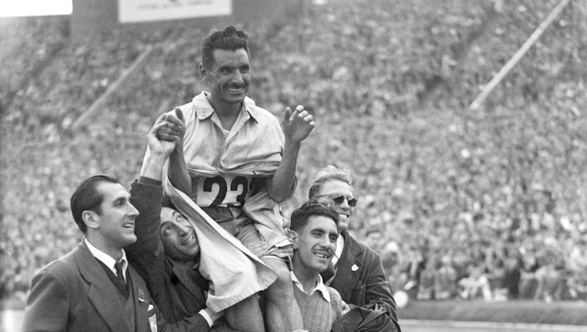 Por su brillante triunfo en Londres 1948, el gobierno nacional premió a Cabrera con una casa en Wilde, partido de Avellaneda; asimismo continuó con sus estudios de Educación Física y, en el Cuerpo de Bomberos, fue ascendido a cabo. Además, el 17 de octubre de 1949, el presidente Juan Domingo Perón le entregó la “Medalla al Mérito”. Por su brillante triunfo en Londres 1948, el gobierno nacional premió a Cabrera con una casa en Wilde, partido de Avellaneda; asimismo continuó con sus estudios de Educación Física y, en el Cuerpo de Bomberos, fue ascendido a cabo. Además, el 17 de octubre de 1949, el presidente Juan Domingo Perón le entregó la “Medalla al Mérito”.