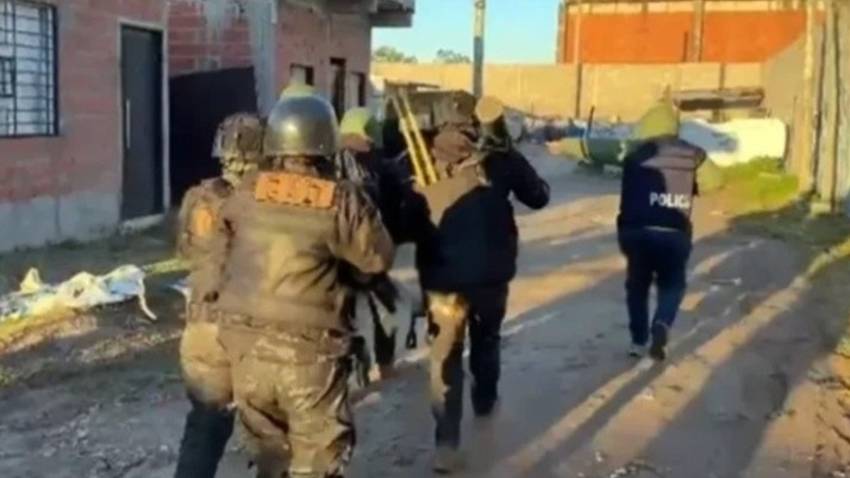 Un grupo especializado de la Policía ingresó a la casa del jubilado en González Catán. Un grupo especializado de la Policía ingresó a la casa del jubilado en González Catán.