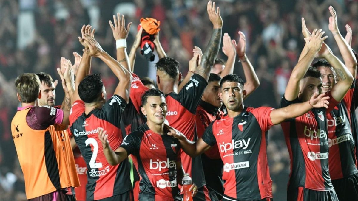 Video: la gran ovación que se llevó una figura de Colón en pleno partido.