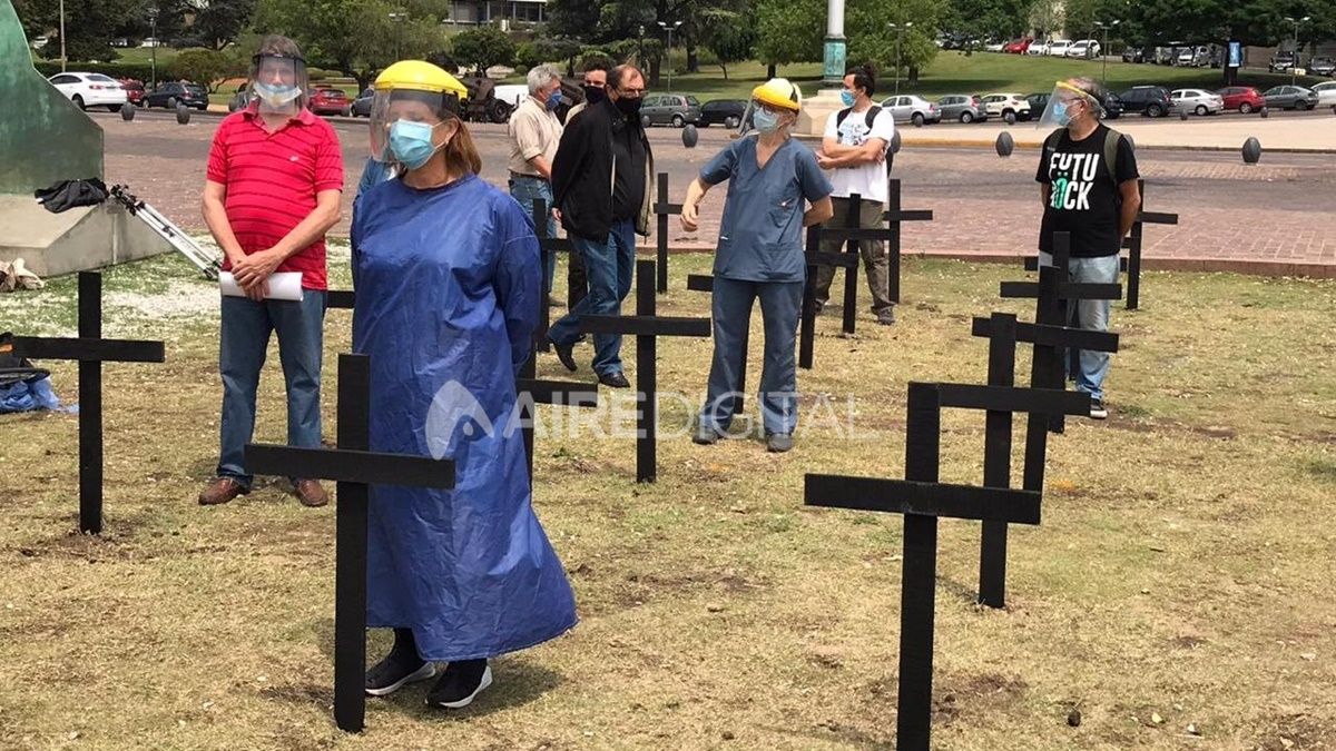 Profesionales de la salud de Rosario se manifestaron frente al Monumento a la Bandera para reclamar restricciones intermitentes que ayuden a contener el avance del coronavirus.