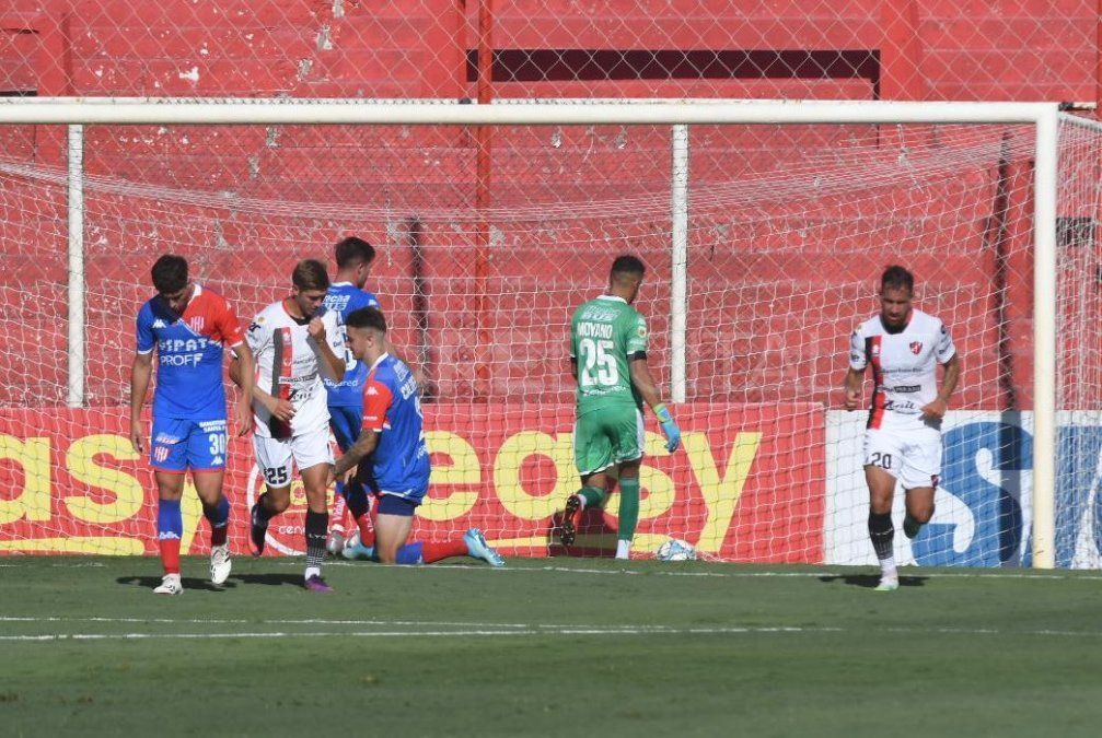 Unión tuvo graves errores defensivos y quedó fuera de la definición de la Copa Maradona. Foto: José Almeida.