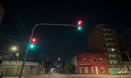 Por momentos, uno de los semáforos presenta ambas luces prendidas: la roja y la verde. Por momentos, uno de los semáforos presenta ambas luces prendidas: la roja y la verde.