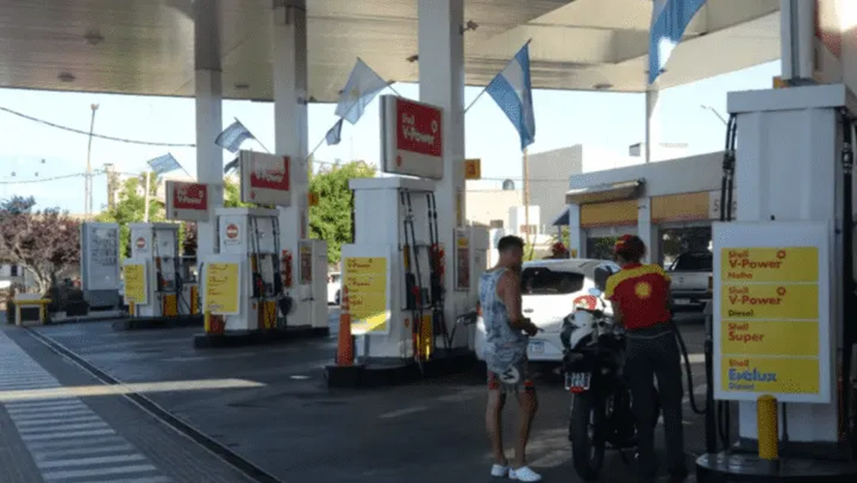 Aumentan 4,5% los combustibles en todo el país. Aumentan 4,5% los combustibles en todo el país.