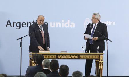 El presidente Alberto Fernández tomó juramento al nuevo jefe de Gabinete, Juan Manzur. El presidente Alberto Fernández tomó juramento al nuevo jefe de Gabinete, Juan Manzur.