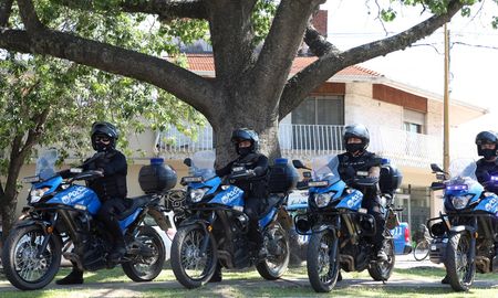 El operativo cuenta con caminantes, con apoyatura motorizada y móviles, destinados principalmente a las avenida comerciales. También se extenderá a Peñaloza, General Paz y otras zonas de comercio a cielo abierto. El operativo cuenta con caminantes, con apoyatura motorizada y móviles, destinados principalmente a las avenida comerciales. También se extenderá a Peñaloza, General Paz y otras zonas de comercio a cielo abierto.