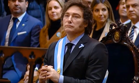 Ante la mirada atenta de Javier Milei, García Cuerva, arzobispo de Buenos Aires, pidió acompañar con hechos el esfuerzo de la gente.. Ante la mirada atenta de Javier Milei, García Cuerva, arzobispo de Buenos Aires, pidió acompañar con hechos el esfuerzo de la gente..