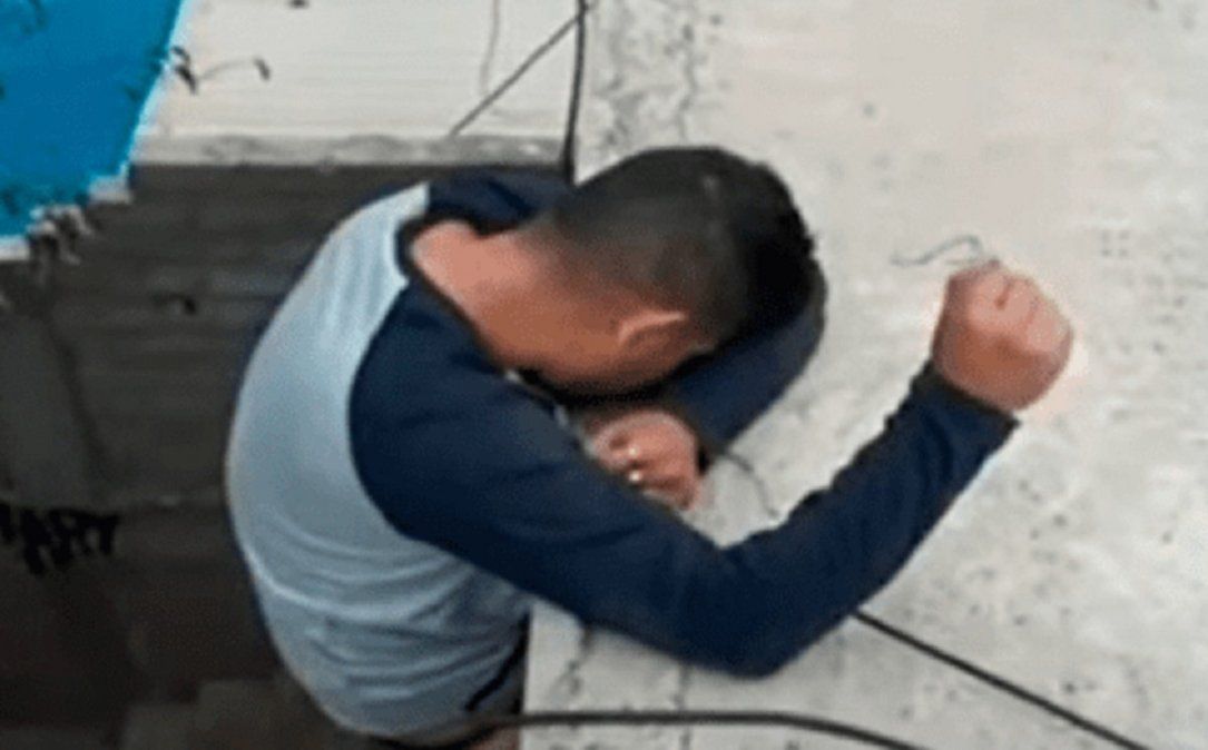 Video viral: joven entró a robar a una casa y perdió el celular con la tesis.