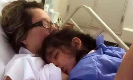 La madre junto a su hija. Gentileza El Doce