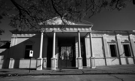El colectivo y el fantasma del cementerio municipal El colectivo y el fantasma del cementerio municipal