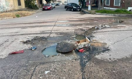 Desbordes cloacales y deterioro de asfalto en barrio Chalet.