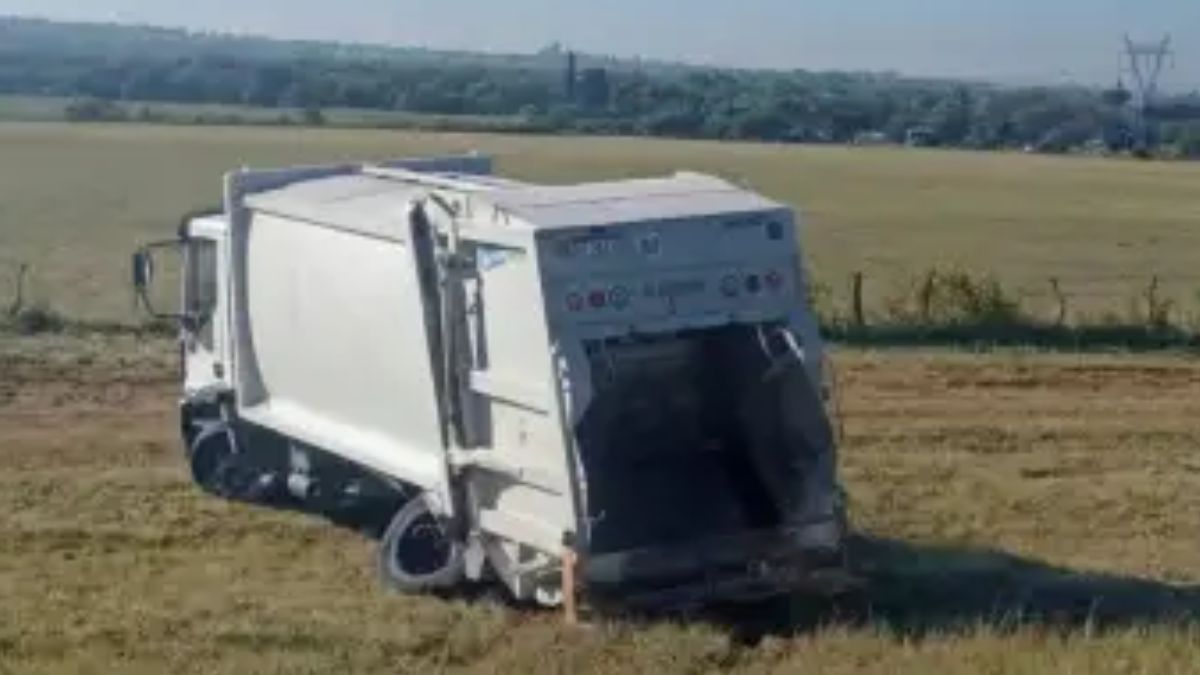 El camión recolector que participó del accidente. El camión recolector que participó del accidente.