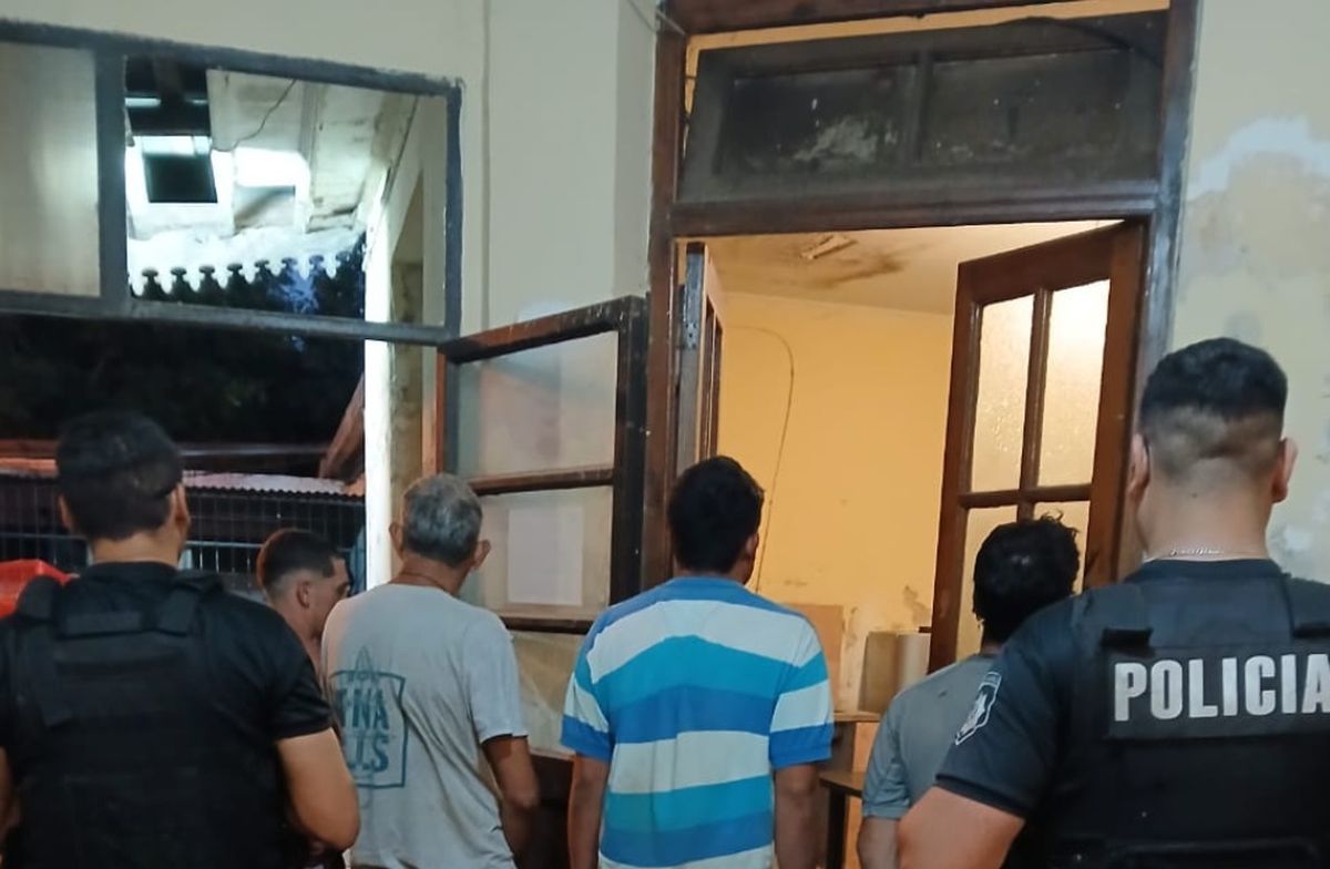 Los sospechosos fueron trasladados a sede policial. Los sospechosos fueron trasladados a sede policial.