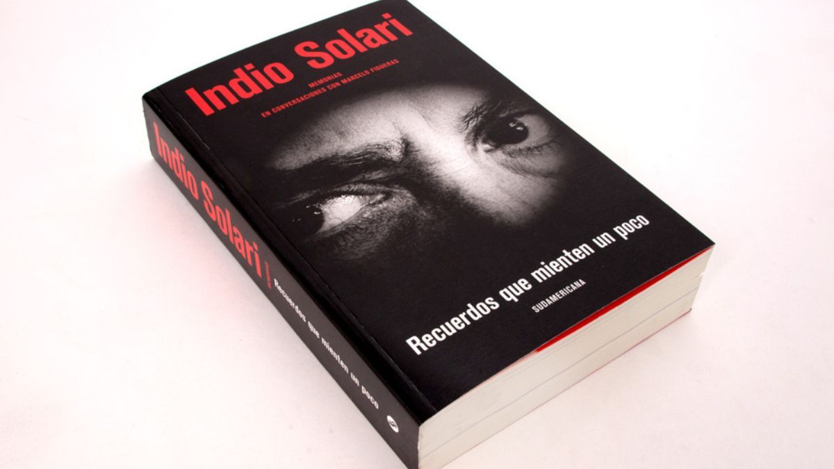 La autobiografía oficial repasa en detalle la infancia del Indio Solari, la mística de los escenarios y su batalla contra el Parkinson. La autobiografía oficial repasa en detalle la infancia del Indio Solari, la mística de los escenarios y su batalla contra el Parkinson.