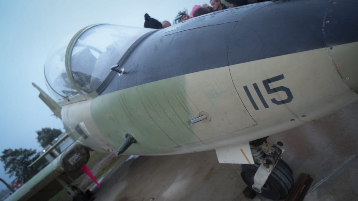 En el predio del aeroclub local se presentó el Aermacchi MB-339A, el avión que Owen Crippa piloteó el 21 de mayo de 1982 en una de las misiones más valientes de la Guerra de Malvinas.