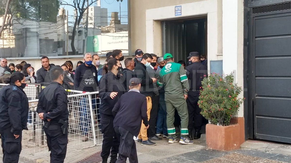 Desde el lunes por la noche hubo personas acampando con reposeras en la puerta de la sede, y durante la madrugada empezaron a llegar más empleados municipales.