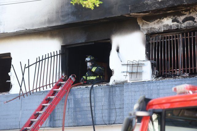 Un hombre y una mujer embarazada murieron al incendiarse su departamento en Rosario