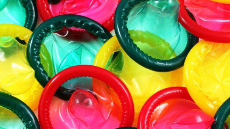Crearon un preservativo que cambia de color al detectar enfermedades