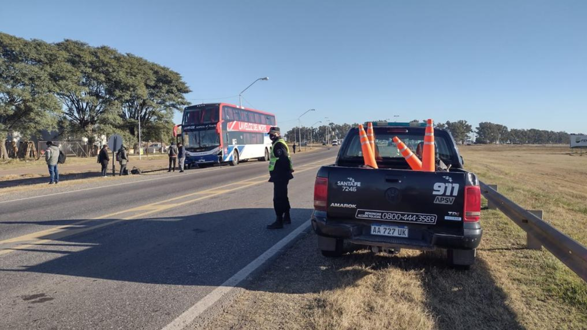 Un siniestro vial entre un auto y un colectivo dejó dos personas fallecidas.