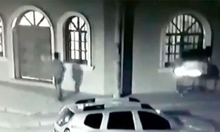 El maleante se va caminando tranquilamente con la carne debajo del brazo. El maleante se va caminando tranquilamente con la carne debajo del brazo.