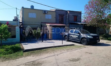 El allanamiento se concretó en la vivienda de la mamá de la mujer que permanece prófuga en la causa El allanamiento se concretó en la vivienda de la mamá de la mujer que permanece prófuga en la causa