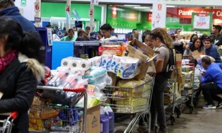 Los tours de compras de chilenos en localidades fronterizas arrasan con productos alimenticios y de tocador e higiene, principalmente. Los tours de compras de chilenos en localidades fronterizas arrasan con productos alimenticios y de tocador e higiene, principalmente.