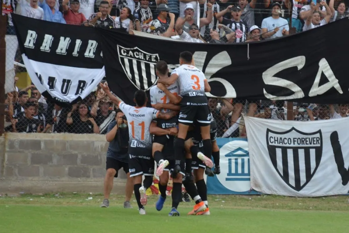 Chaco For Ever, con el ex Colón Diego Osella, viajó bajo protesta a Tucumán. Chaco For Ever, con el ex Colón Diego Osella, viajó bajo protesta a Tucumán.