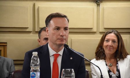 El ministro de Obras Públicas de Santa Fe, Lisandro Enrico, presentó su renuncia a su banca en el Senado provincial. El ministro de Obras Públicas de Santa Fe, Lisandro Enrico, presentó su renuncia a su banca en el Senado provincial.