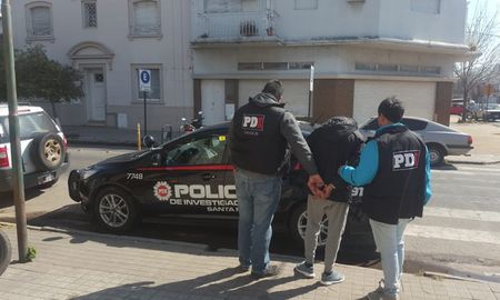 Juan Bovino estuvo seis meses prófugo, lo capturaron, se evadió de tribunales y estuvo prófugo tres meses más Juan Bovino estuvo seis meses prófugo, lo capturaron, se evadió de tribunales y estuvo prófugo tres meses más