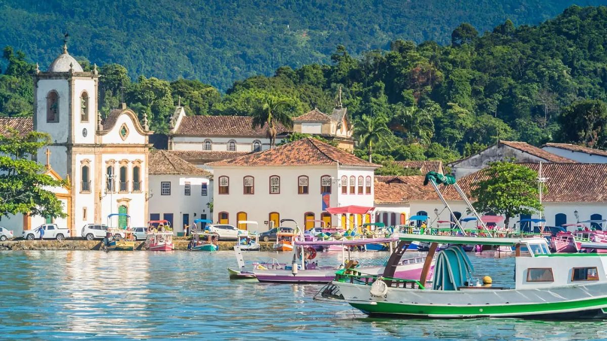 Paraty ofrece una combinación poco común entre patrimonio histórico y naturaleza intacta.